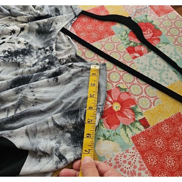 Queen G. Botique Black and White Graphic Oversized Tunic - Picture 13 of 13